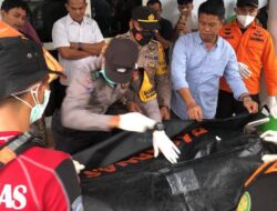 Warga Digegerkan Dengan Penemuan Mayat Yang Mengapung Di Laut