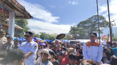 Bupati Dan Wakil Bupati Majene Kompak melepas Arak-arakan Messawe Totammaq