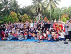 Polres Majene Bagikan Buku Ke Perpustakaan Desa Simbang