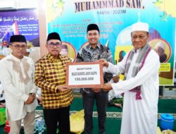 Bupati Majene Serahkan Bantuan 150 juta Kepada Pengurus Mesjid Raya Saleppa