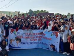 Calon Jama’ah Haji Mengikuti Tes Kebugaran di Lapangan Parasamya