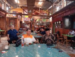 PHS dan Tim Relawan Ngopi Bareng di Warkop DJ47 Mamuju