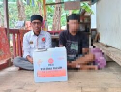 Ketua DPD Partai Keadilan Sejahtera (PKS) Mamuju Hamar Melaksanakan Kegiatan Berbagi Kado Lebaran Kepada Masyarakat.
