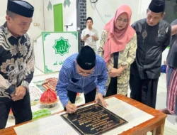 Bupati Majene Andi Achmad Syukri Tammalele secara resmi meneken batu prasasti peresmian pembangunan masjid Al-Ikhlas Dusun Kanei, Desa Pundau