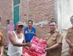 Bupati Majene Dr. H. Achmad Syukri Memberikan Bantuan Korban Bencana Alam Dikecamatan Pamboang