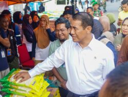 Mentan Amran Tinjau Operasi Pangan Murah di Majene, Harap Harga Beras Turun 1-2 Minggu ke Depan