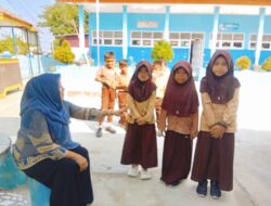 Guru SDN No. 2 Bababulo Jadi “Satpam Dadakan”, Jaga Keselamatan Siswa di Jalur Trans Sulawesi