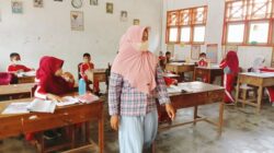 Peduli Kesehatan di Tengah Cuaca Ekstrem, SDN 30 Kaida Majene Bagikan Masker Gratis kepada Warga Sekolah