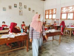 Peduli Kesehatan di Tengah Cuaca Ekstrem, SDN 30 Kaida Majene Bagikan Masker Gratis kepada Warga Sekolah